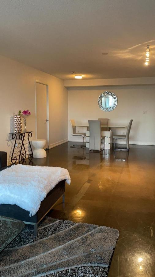 Toronto Downtown Luxurious Stylish 3 Bedroom 3 Bath 2 Balconies Near Rogers Centre Lakeview Condo Екстериор снимка