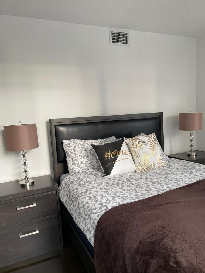 Toronto Downtown Luxurious Stylish 3 Bedroom 3 Bath 2 Balconies Near Rogers Centre Lakeview Condo Екстериор снимка